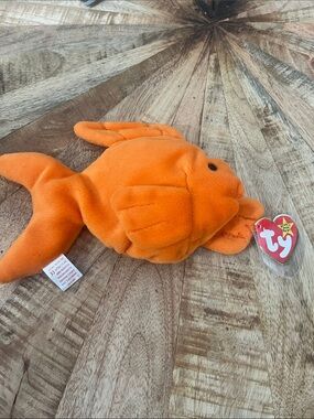 Retired/vintage Ty beanie baby Orange Goldfish Plush with Heart Tag